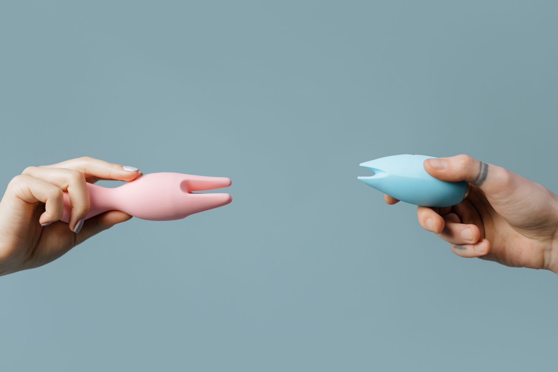 Dois limões vibrantes colocados contra um fundo branco minimalista, simbolizando renovação e sensibilidade