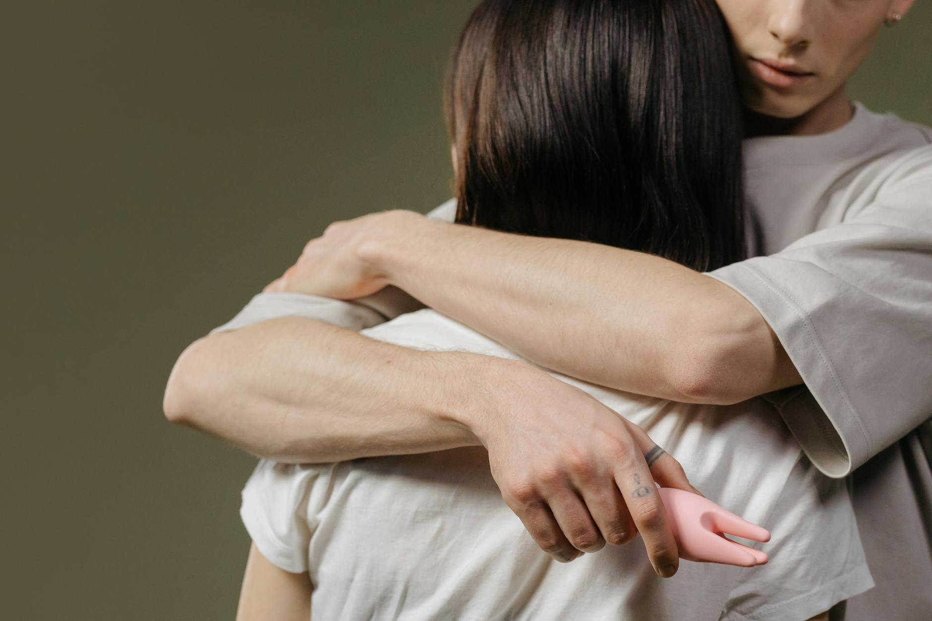 Casal abraçado intimamente, mostrando reconexão e vulnerabilidade